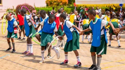 Hula hoop chain race